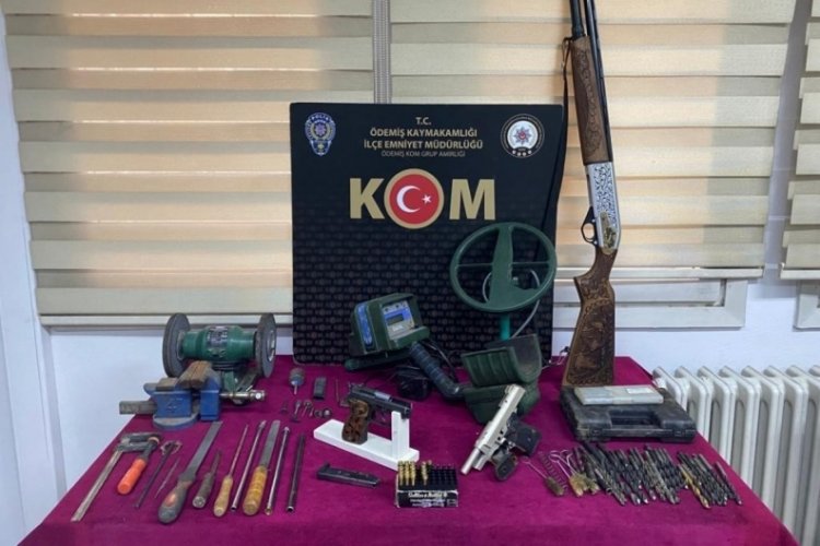 İzmir'de kurusıkıdan tabanca yapan 2 ş&uuml;pheli g&ouml;zaltına alındı