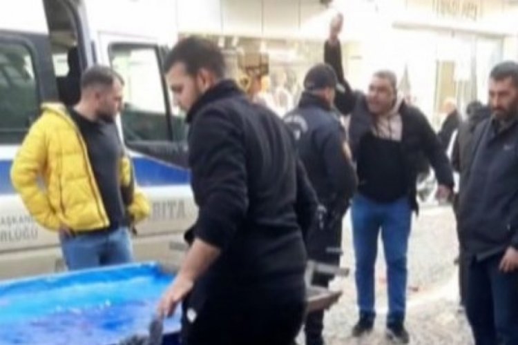 Edirne'de zabıtaya kızdı, meyveleri yere sa&ccedil;tı