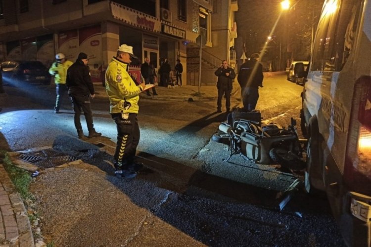 Bursa'da servis minib&uuml;s&uuml;ne &ccedil;arpan moto kurye yaralandı