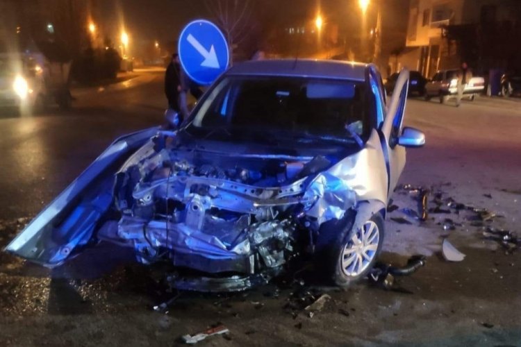 Malatya'da iki otomobil &ccedil;arpıştı: 1'i ağır 3 yaralı