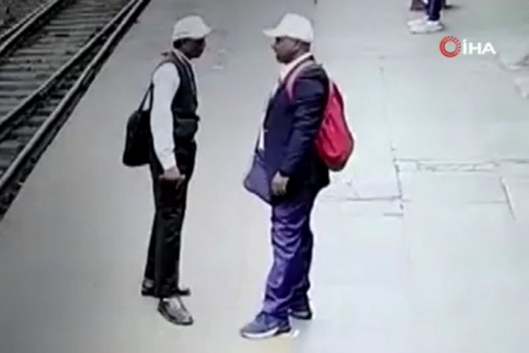Hindistan'da bir adam elektrik &ccedil;arpmasıyla raylara d&uuml;şt&uuml;