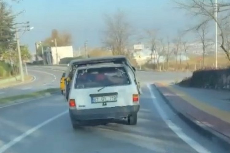Bursa'da bir s&uuml;r&uuml;c&uuml; ara&ccedil; tavanını kendi aracının &uuml;st&uuml;ne koyarak g&ouml;t&uuml;rd&uuml;