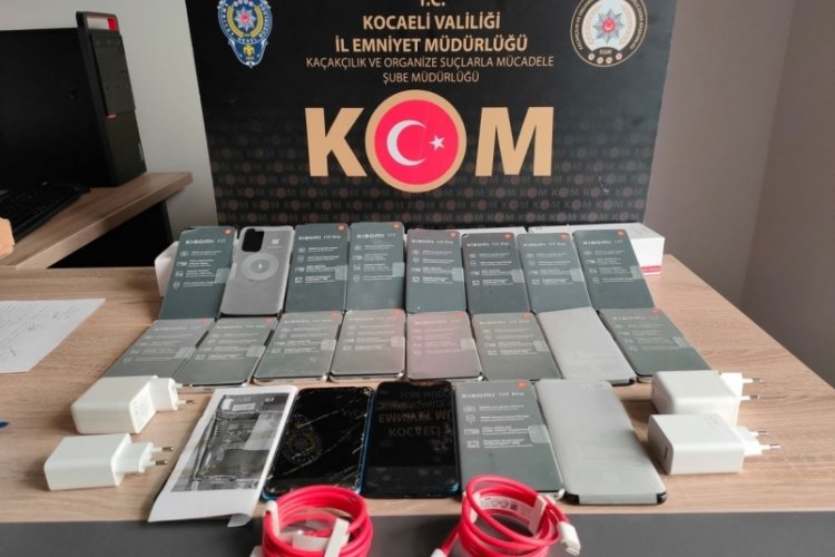 Durdurulan ara&ccedil;tan 21 ka&ccedil;ak telefon ele ge&ccedil;irildi