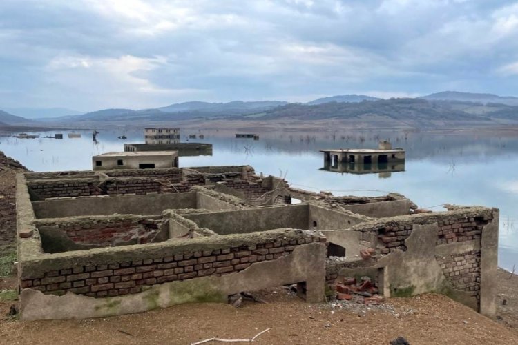 &Ccedil;anakkale'deki barajın su seviyesi azaldı! Eski k&ouml;y 6 yıl sonra yeniden g&ouml;r&uuml;nd&uuml;