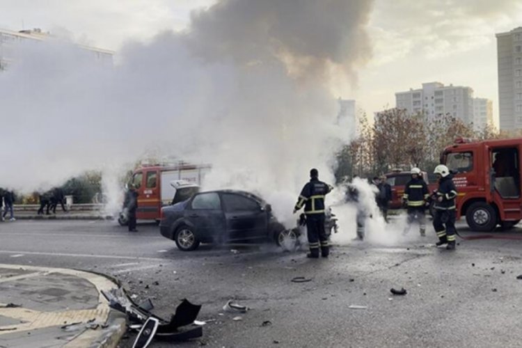 Diyarbakır'da l&uuml;ks otomobile &ccedil;arpan ara&ccedil; yandı: 2 yaralı