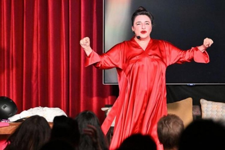 Esra Dermancıoğlu sahnede doğum g&uuml;n&uuml;n&uuml; kutladı