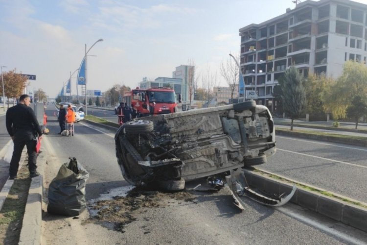 Malatya'da otomobilin ref&uuml;je &ccedil;arptığı kaza kameralara yansıdı