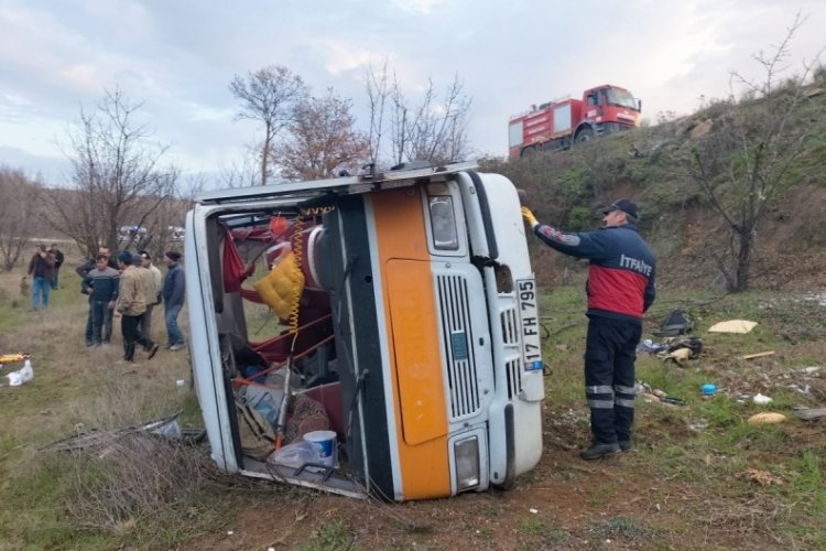 &Ccedil;anakkale'de minib&uuml;s tarlaya u&ccedil;tu