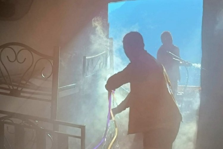 &Ccedil;akmakla oyun oynarken yangın &ccedil;ıkardı! Ev kullanılmaz hale geldi