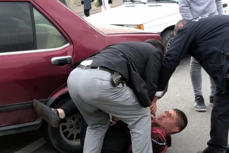 Polis ihbara gitti, kazaya karışan otomobil &ccedil;alıntı &ccedil;ıktı