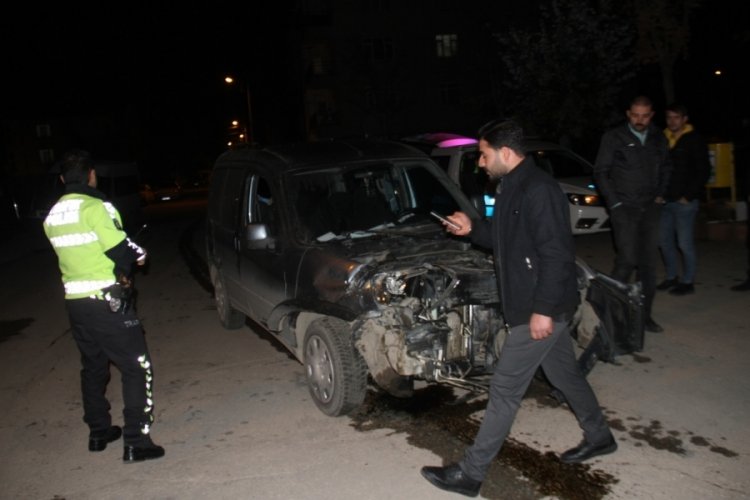 Elazığ'da minib&uuml;s ile hafif ticari ara&ccedil; &ccedil;arpıştı: &Ccedil;ok sayıda yaralı var