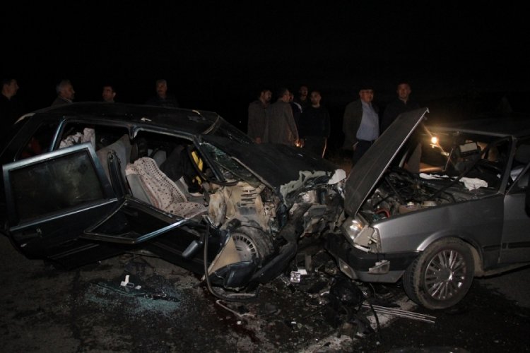 Manisa'daki otomobil kafa kafaya &ccedil;arpıştı: 1 &ouml;l&uuml;,  5 yaralı