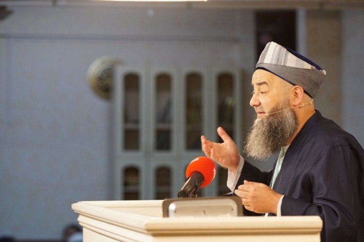 C&uuml;bbeli Ahmet'ten Hiranur Vakfı olayı hakkında yeni a&ccedil;ıklama: Provokasyon var!