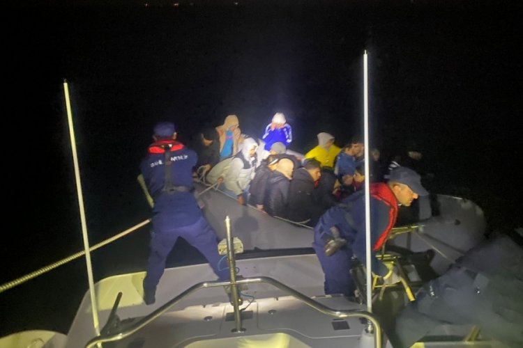 İzmir'de Yunanistan unsurlarının ittiği g&ouml;&ccedil;menler kurtarıldı