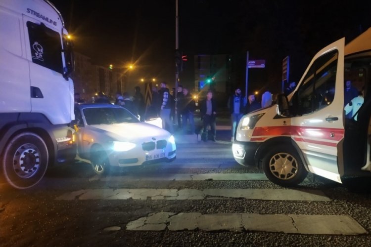 Batman'da otomobil tırın altına girdi, 5 kişi yaralandı
