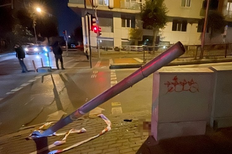 İstanbul Bayrampaşa'da direğin &uuml;zerine devrilen yaya hayatını kaybetti