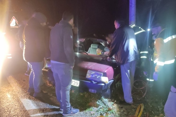 Karab&uuml;k'te direğe &ccedil;arpan otomobil s&uuml;r&uuml;c&uuml;s&uuml; yaşamını yitirdi