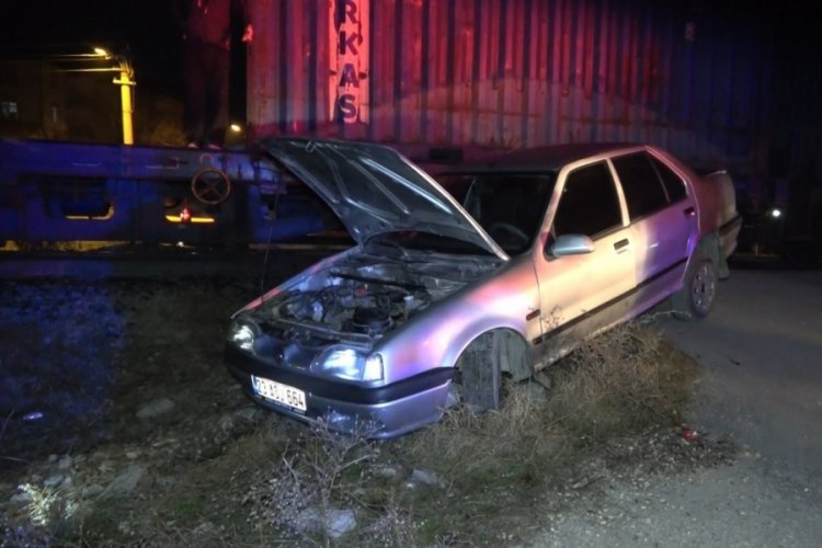 Elazığ'da korkutan kaza: Otomobil trene &ccedil;arptı