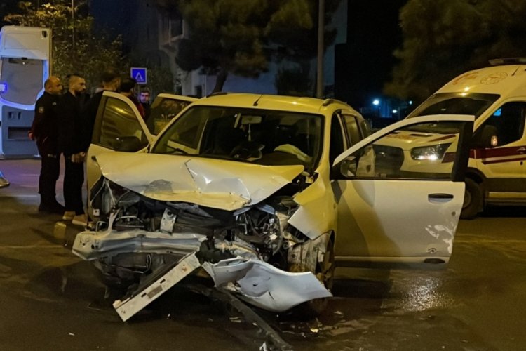 İstanbul'da iki otomobil &ccedil;arpıştı: 3 kişi yaralandı