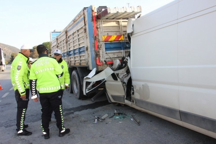Aydın'da ara&ccedil; kamyona &ccedil;arptı 452 metre sonra fark edildi