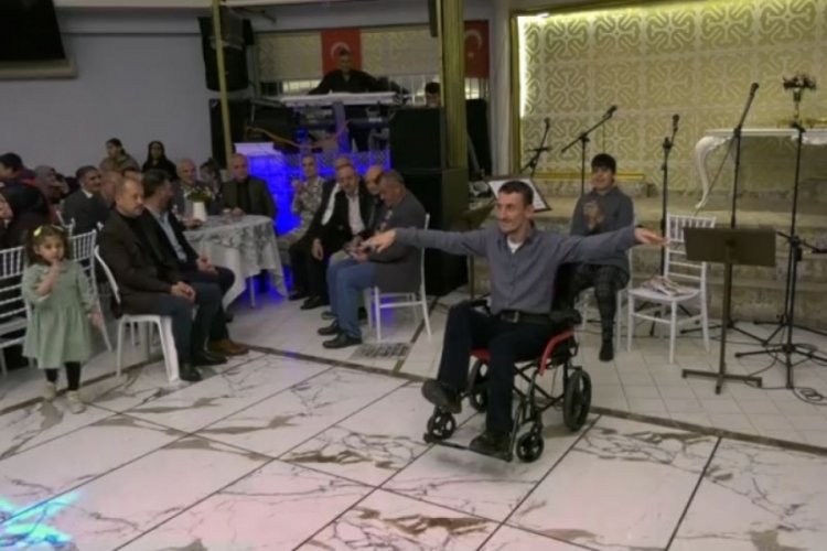 Bursa'da engelli gen&ccedil; tekerlekli sandalyede zeybek oynadı