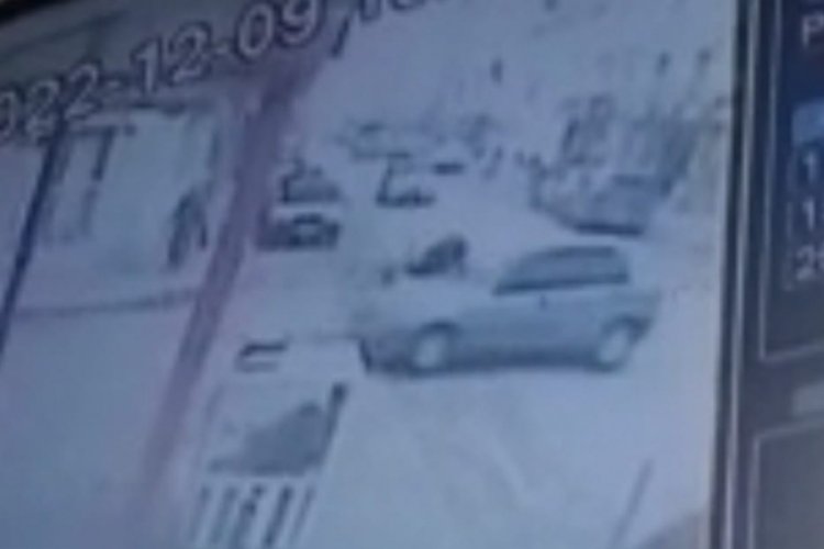 Bursa'da otomobilin &ccedil;arptığı bisikletli yaralandı