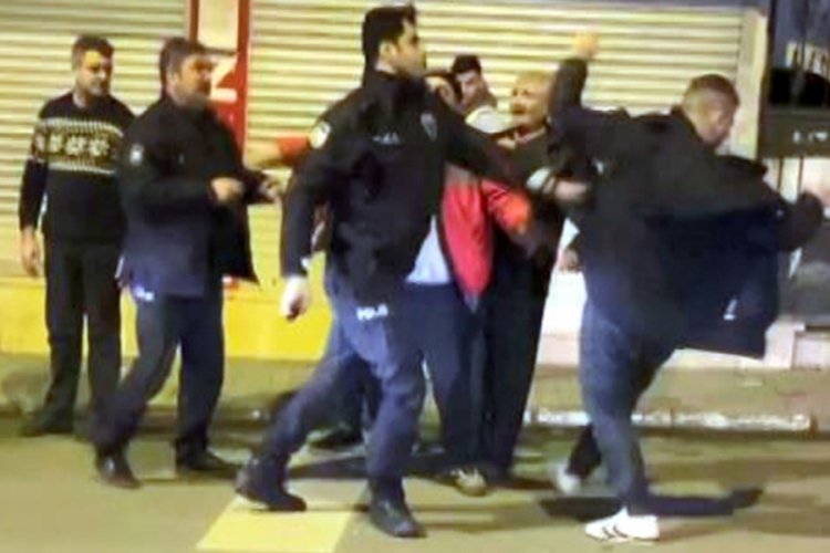İstanbul'da polise "Kafana sıkarım" diyen şahsa biber gazı