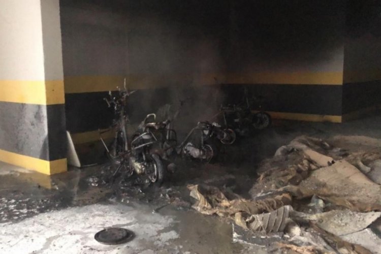 Bursa'da park halindeki motosikletler alev alev yandı
