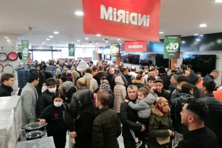 Ankara'da vatandaşlar indirimli mağazada birbirlerini ısırdı