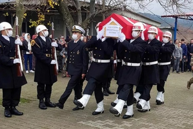 İzindeyken kazada hayatını kaybeden uzman er i&ccedil;in &Ccedil;anakkale'de askeri t&ouml;ren d&uuml;zenlendi