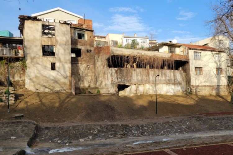 Bursa'da 3 metruk bina yıkıldı