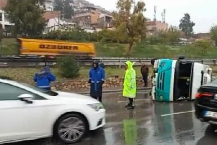 İzmir'de yolcu minib&uuml;s&uuml; devrildi: 1 yaralı
