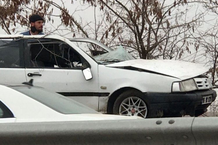 Konya'da otomobil şarampole yuvarlandı