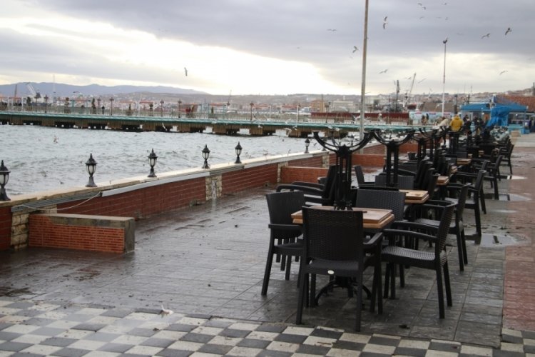 Marmara Denizi'nde lodos s&uuml;r&uuml;yor