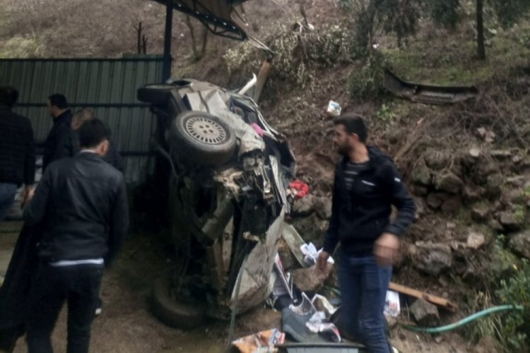Aydın'da virajı alamayan ara&ccedil;, hayvan damının &uuml;zerine d&uuml;şt&uuml;: 7 yaralı