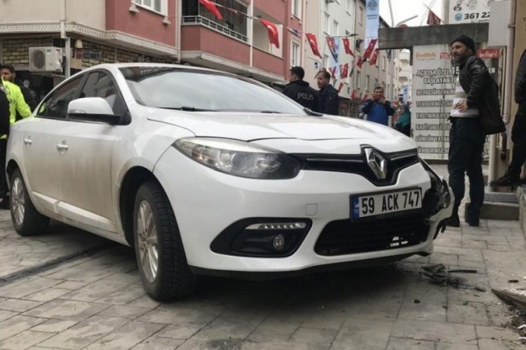 Tekirdağ'da fren yerine gaza basan s&uuml;r&uuml;c&uuml;, 2 kişiyi duvara sıkıştırdı