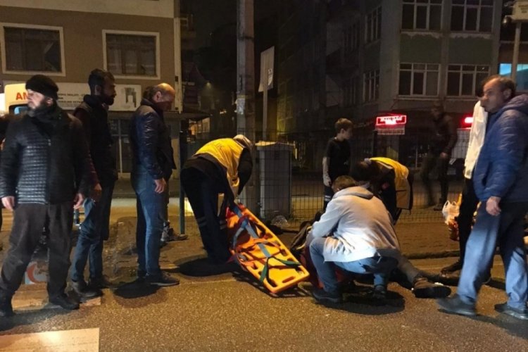 Karab&uuml;k'te motosiklet yayaya &ccedil;arptı: 2 yaralı