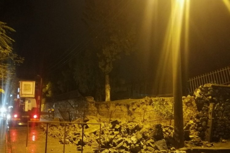 Aydın S&ouml;ke'de yoğun yağış okulun istinat duvarını yıktı