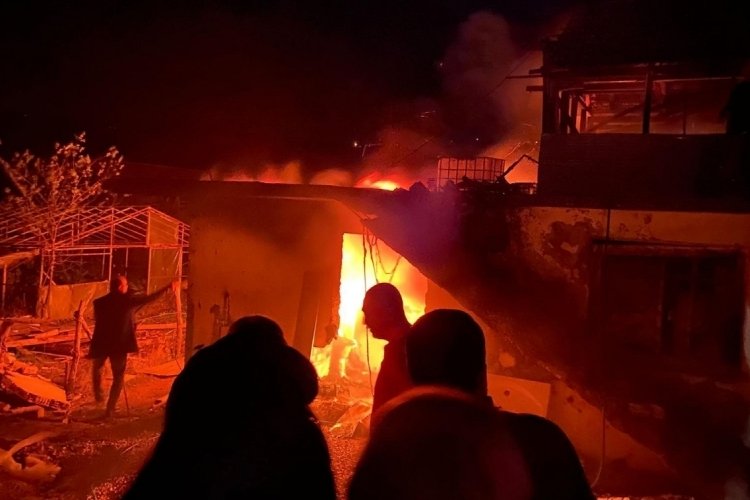 D&uuml;zce'de depremden kurtardığı eşyaları yangında k&uuml;le d&ouml;nd&uuml;