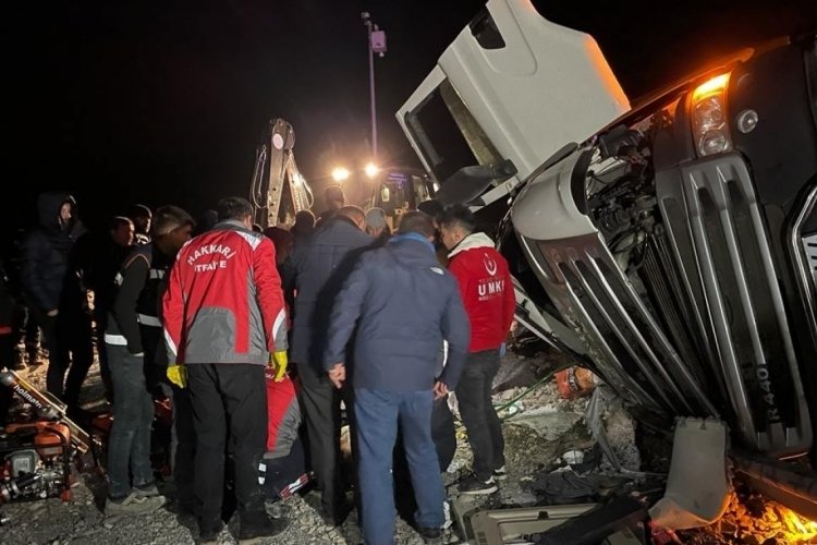 Hakkari'de k&ouml;m&uuml;r y&uuml;kl&uuml; tır devrildi