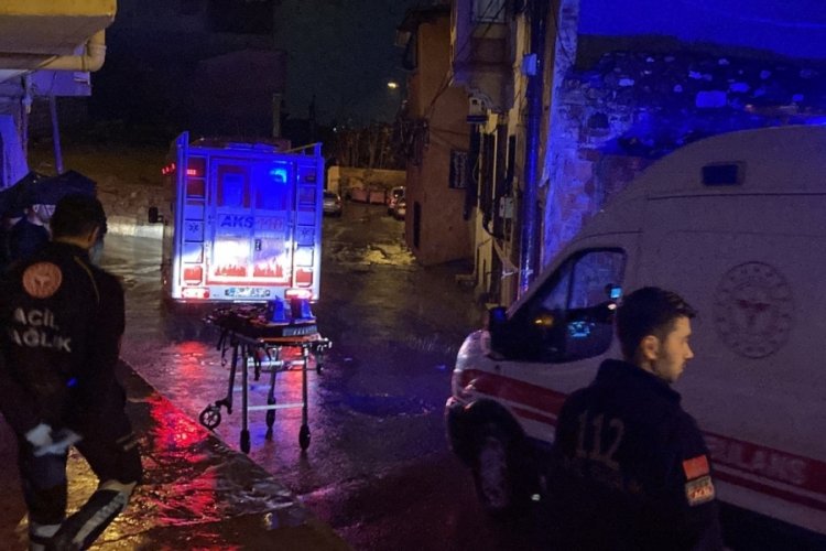 İzmir'de yoğun yağış nedeniyle evin &ccedil;atısı &ccedil;&ouml;kt&uuml;