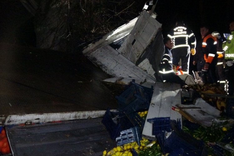 Burdur'da meyve y&uuml;kl&uuml; kamyon u&ccedil;urumdan d&uuml;şt&uuml;: 1 &ouml;l&uuml;