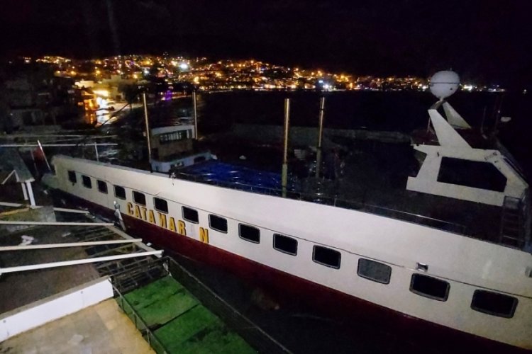 Bodrum'da fırtınaya dayanamayan katamaran işletmelere &ccedil;arptı