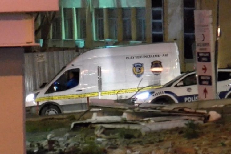 İstanbul'da ş&uuml;phelilere a&ccedil;ılan ateşle yoldan ge&ccedil;en gen&ccedil; vuruldu: 2 polis g&ouml;zaltında