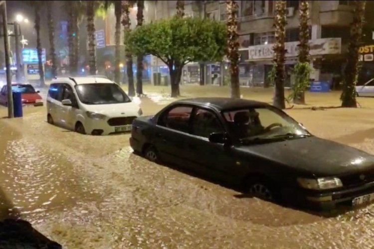 Antalya'da evleri su bastı, ara&ccedil;lar zarar g&ouml;rd&uuml;
