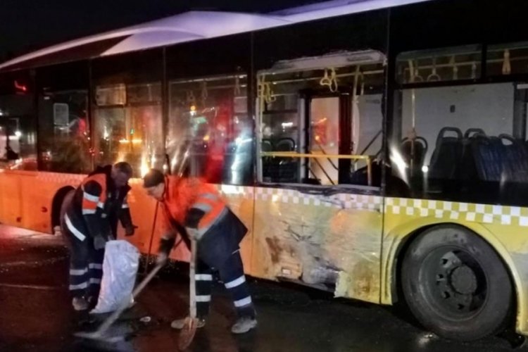 İstanbul'da ters şeritten ilerleyen İETT otob&uuml;s&uuml; kazaya neden oldu