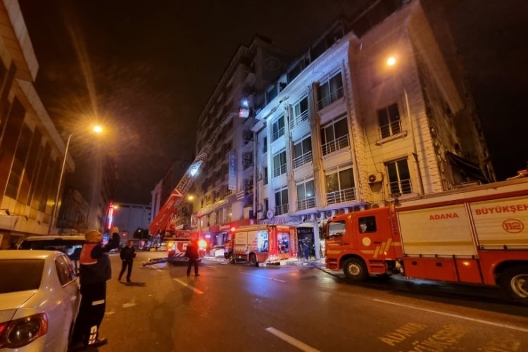 Adana'da otelin terasında &ccedil;ıkan yangın s&ouml;nd&uuml;r&uuml;ld&uuml;