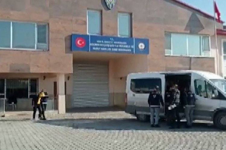 Van'da g&ouml;&ccedil;men ka&ccedil;ak&ccedil;ılığı yapan 13 organizat&ouml;r tutuklandı