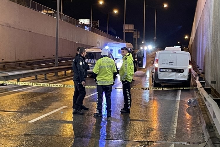 İzmir'de aracına yakıt takviyesi yaparken otomobil &ccedil;arpan s&uuml;r&uuml;c&uuml; hayatını kaybetti
