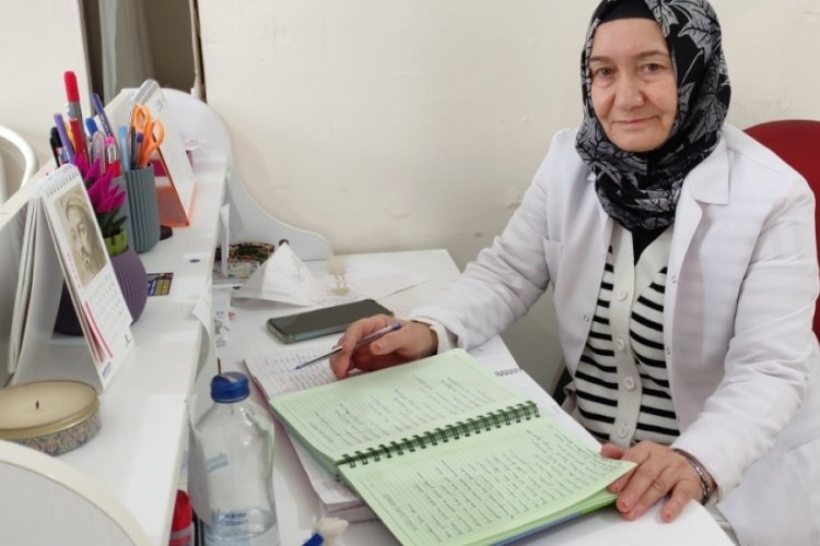 Bursa'da emekli hemşire hastalarından aldığı ilham ile y&uuml;zlerce şiir yazdı